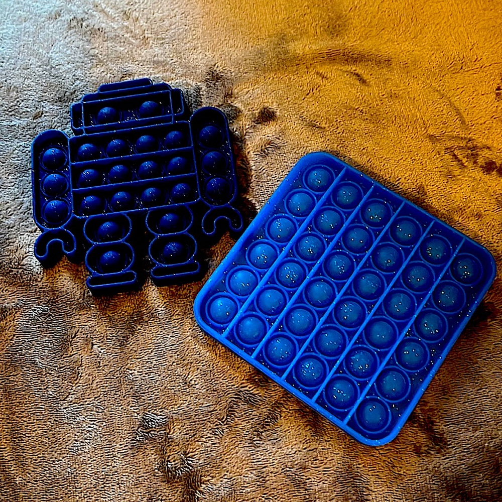2pc pack of glittery robot and glittery square pop it’s